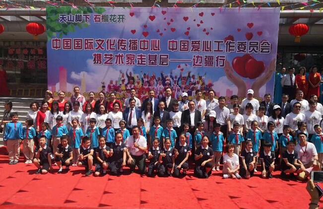 千里送暖 爱心艺术家行走边疆，点亮文化与温情之旅